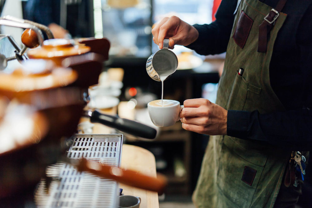 Barista macht einen Cappuccino.