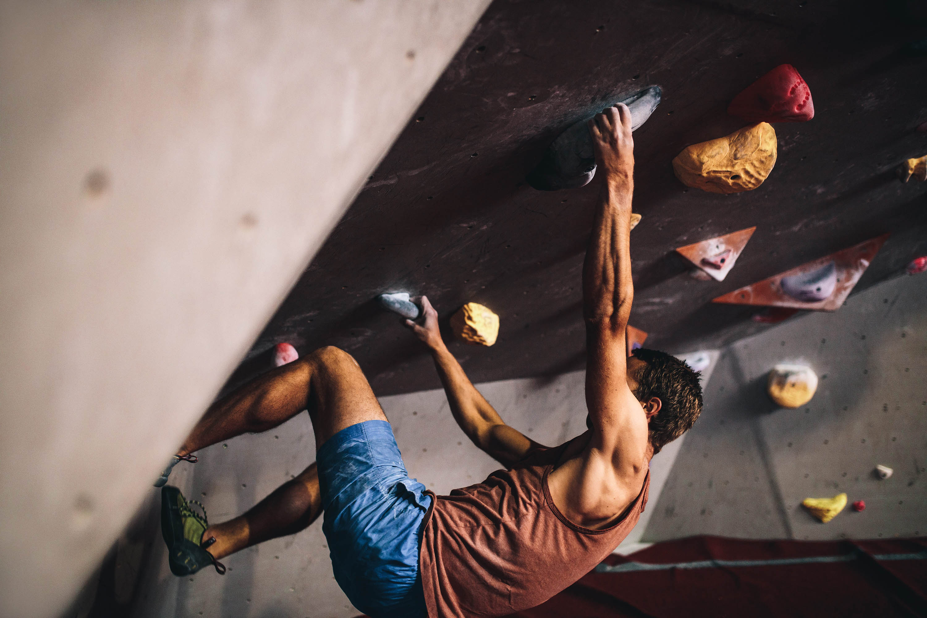 Mann geht Bouldern und macht Sport, explore unique Hotels 