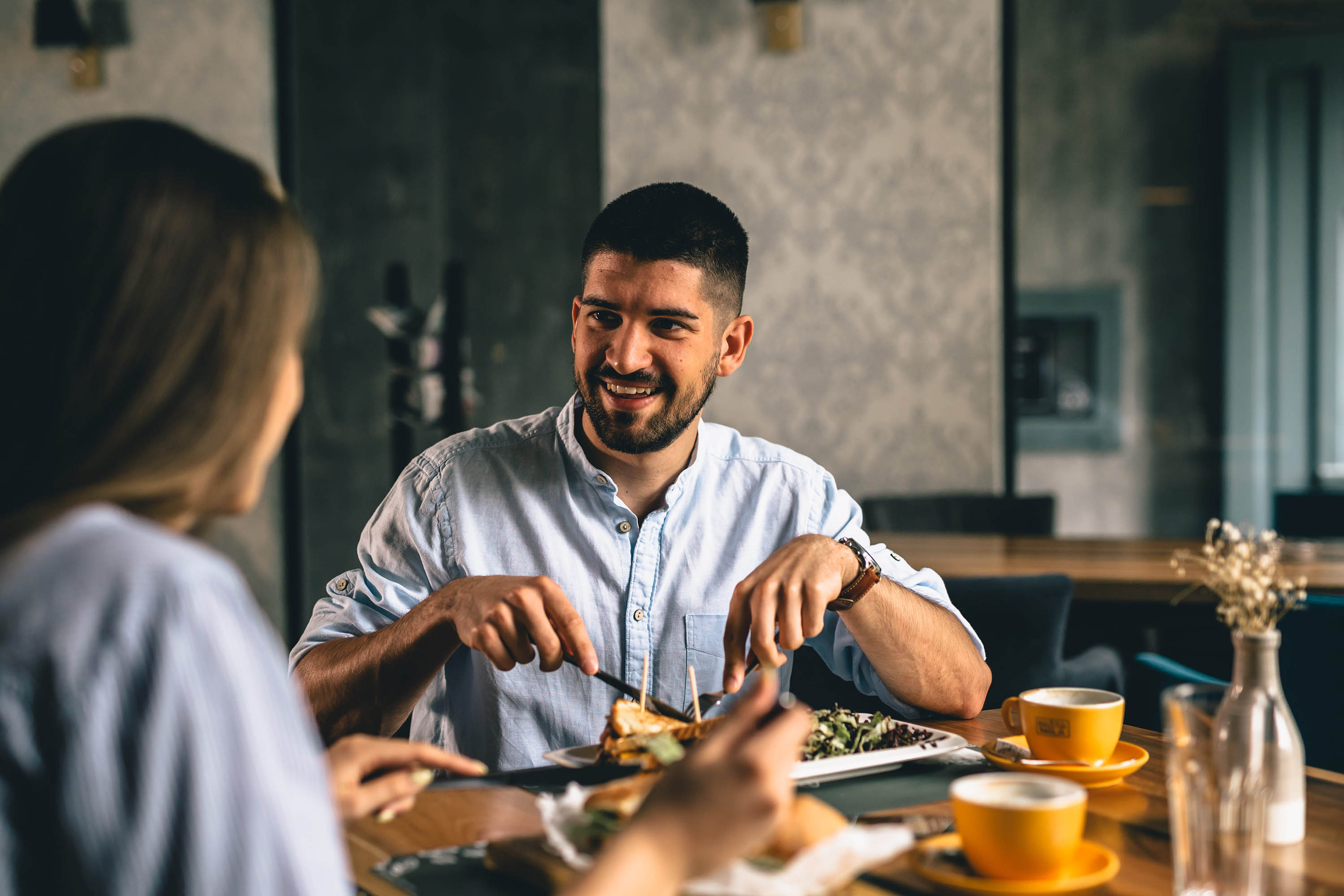 Mann und Frau gehen frühstücken, explore unique Hotels 