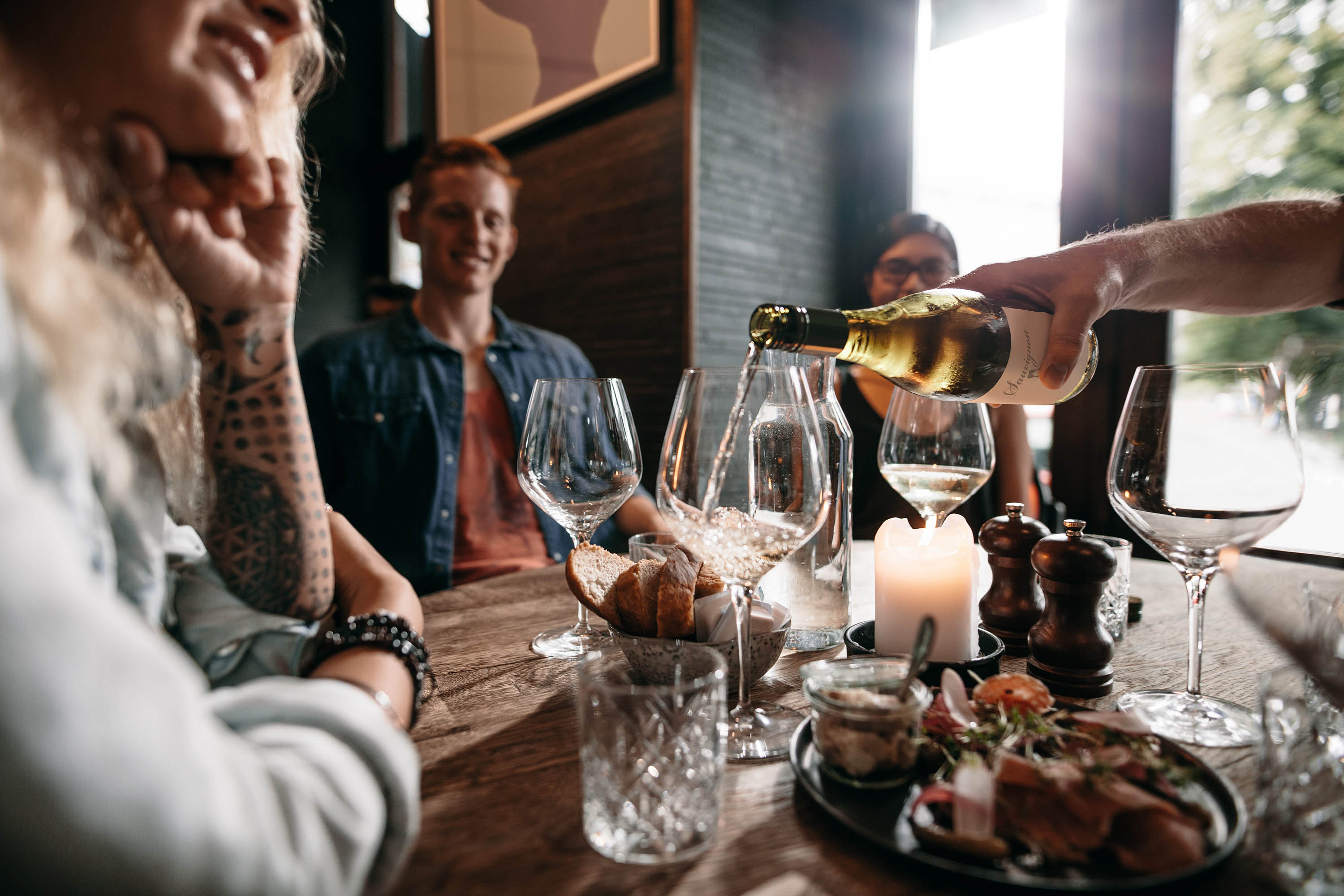 Freunde gehen in ein Restaurant Wein trinken, explore unique Hotels 