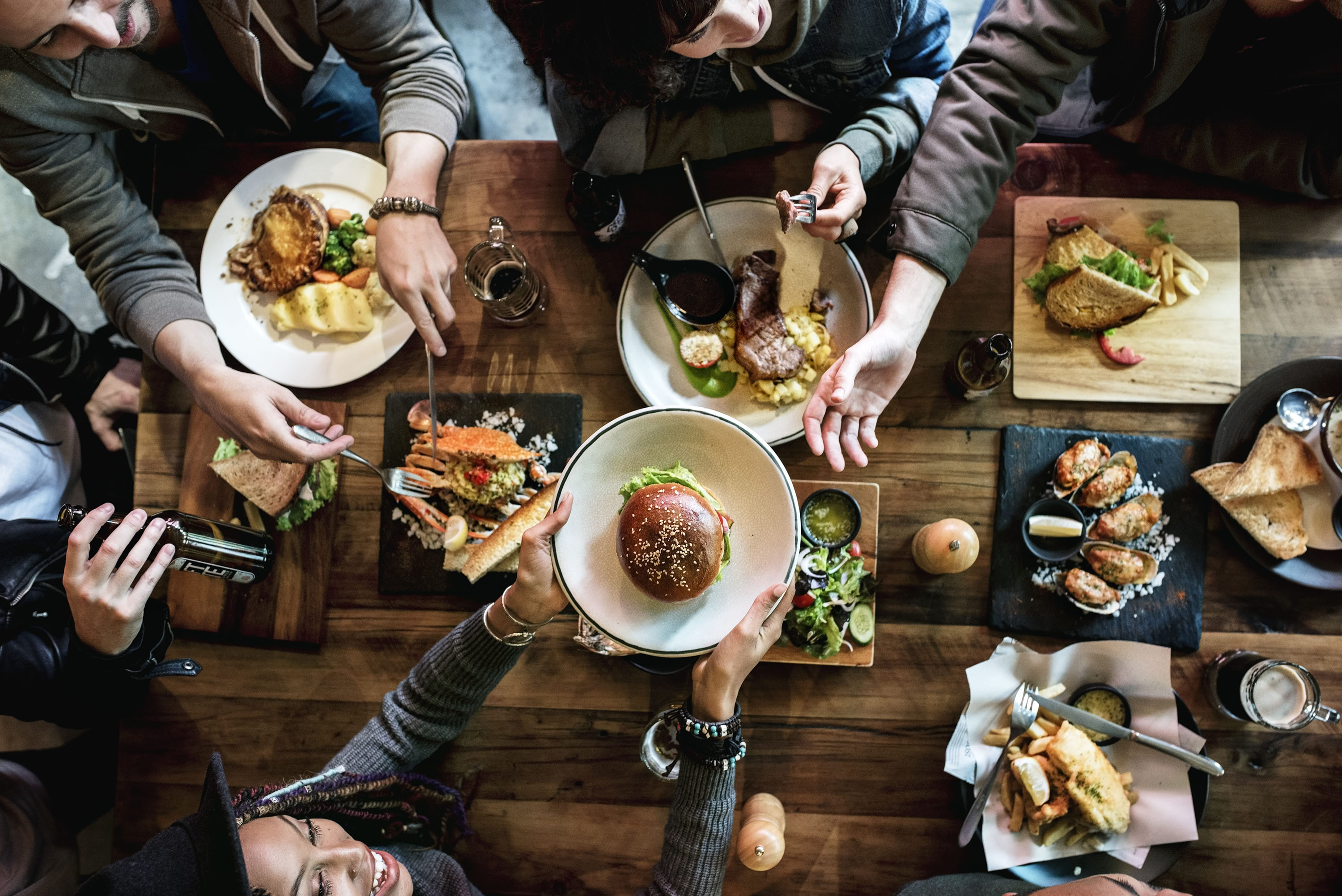 Freunde gehen zusammen essen, explore unique Hotels 