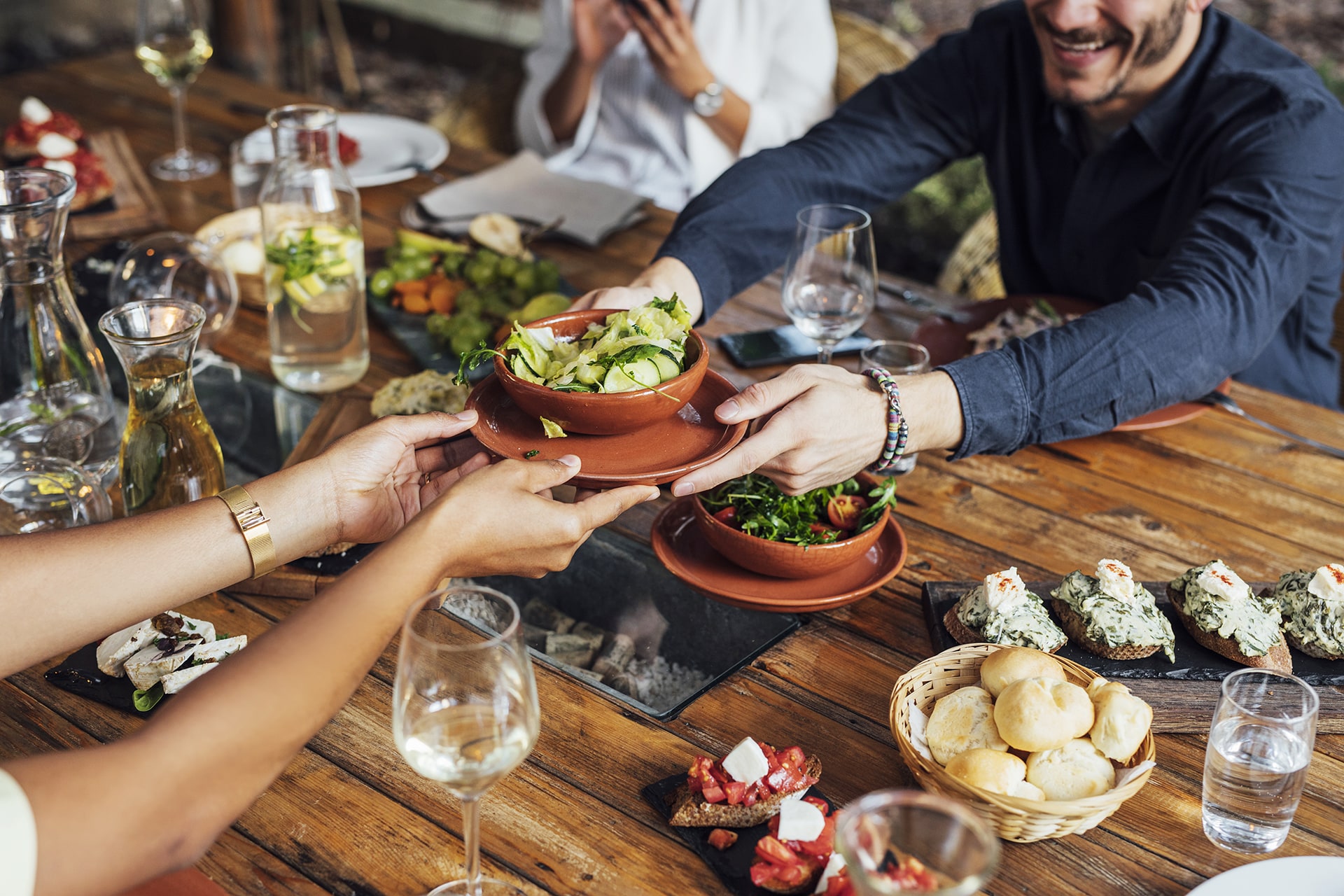 Im Restaurant wird Essen an Freunde gereicht, explore unique Hotels 