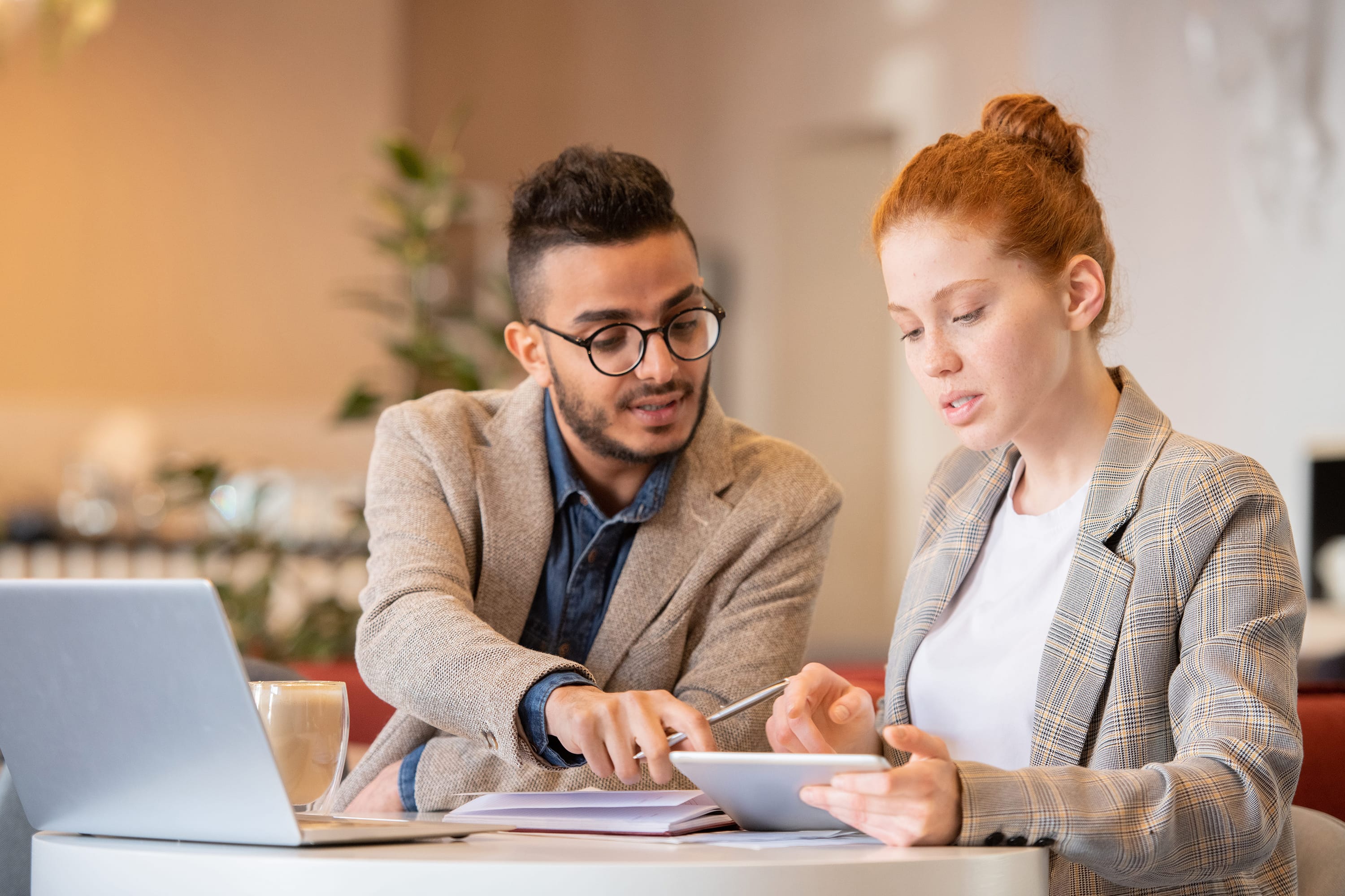 Mann und Frau arbeiten in den unique Hotels, work unique