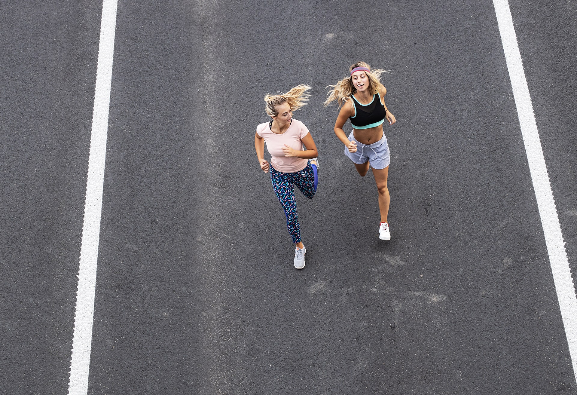 unique Sports zwei Frauen gehen Joggen