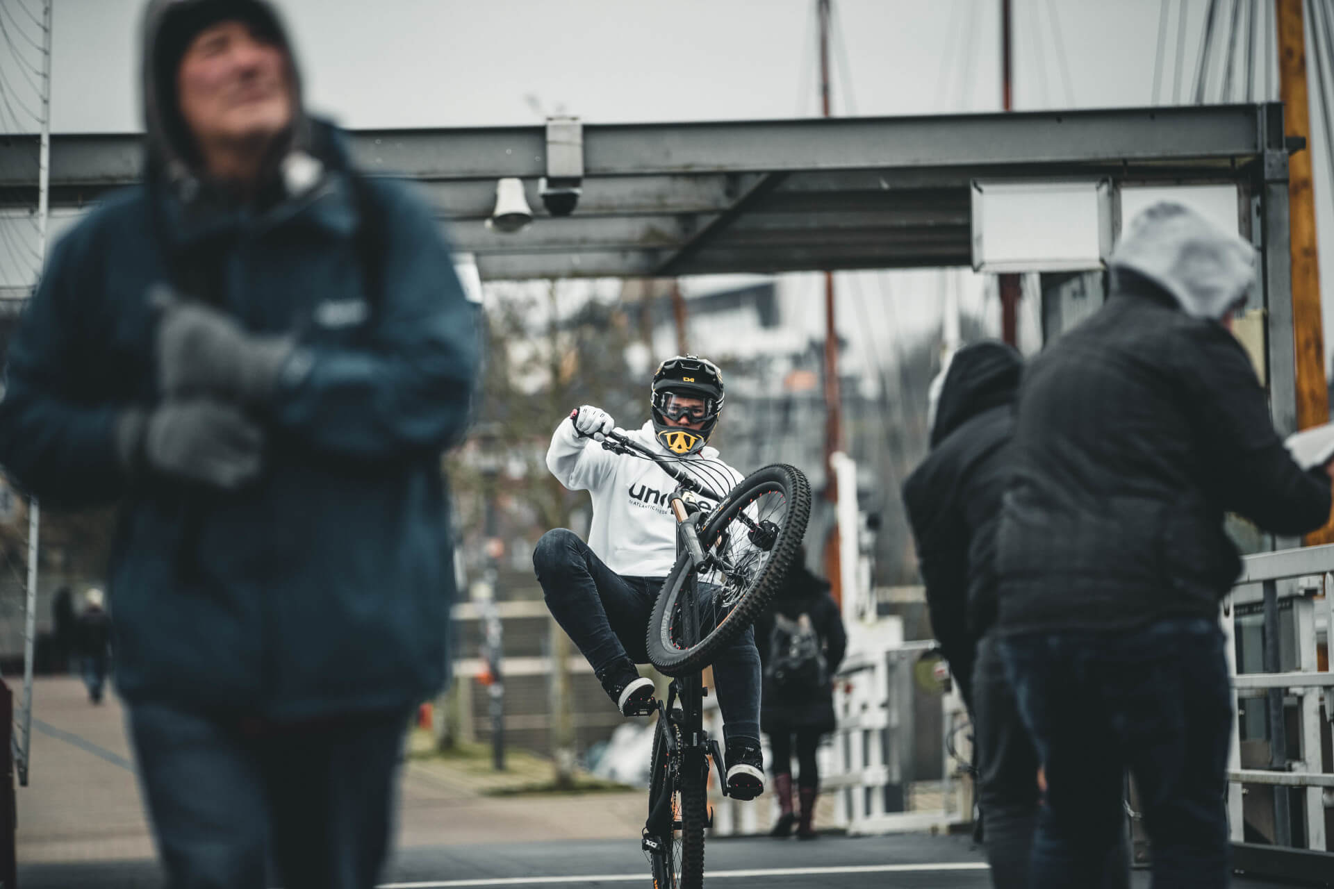 bike unique | Mountainbike-Fahrer Marc Diekmann fährt über eine Brücke im Hafen von Kiel
