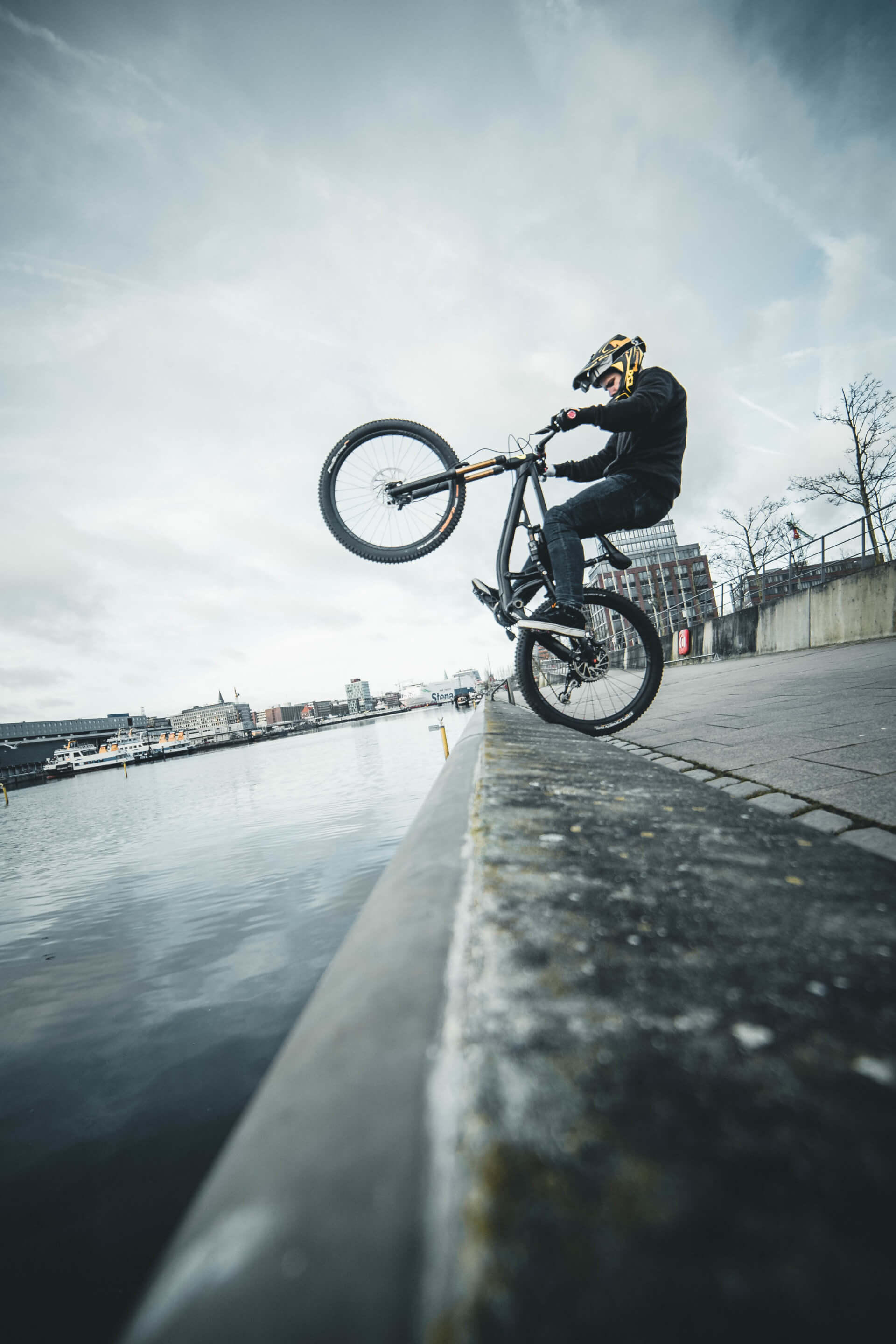 bike unique | Mountainbike-Fahrer Marc Diekmann beim unique Hotel Kiel am Hafen von Kiel