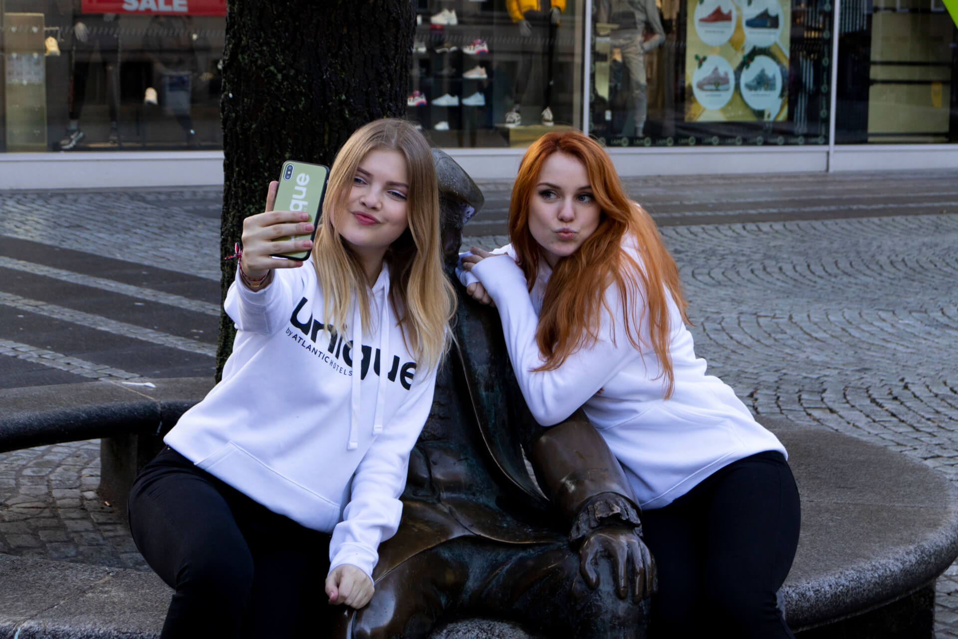 dance unique | Alina Solopova & Kristina Nürenberg machen ein Selfie