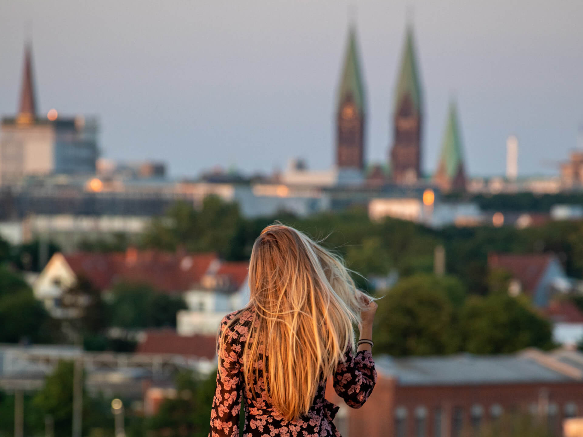 run unique | Leichtathletin Alica Schmidt auf dem Dach vom unique Hotel Bremen mit Blick auf die Innenstadt Bremen