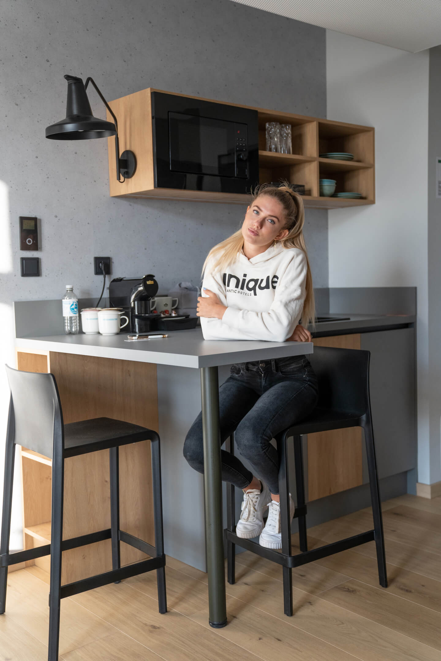 run unique | Leichtathletin Alica Schmidt im Hotelzimmer vom unique Hotel Bremen