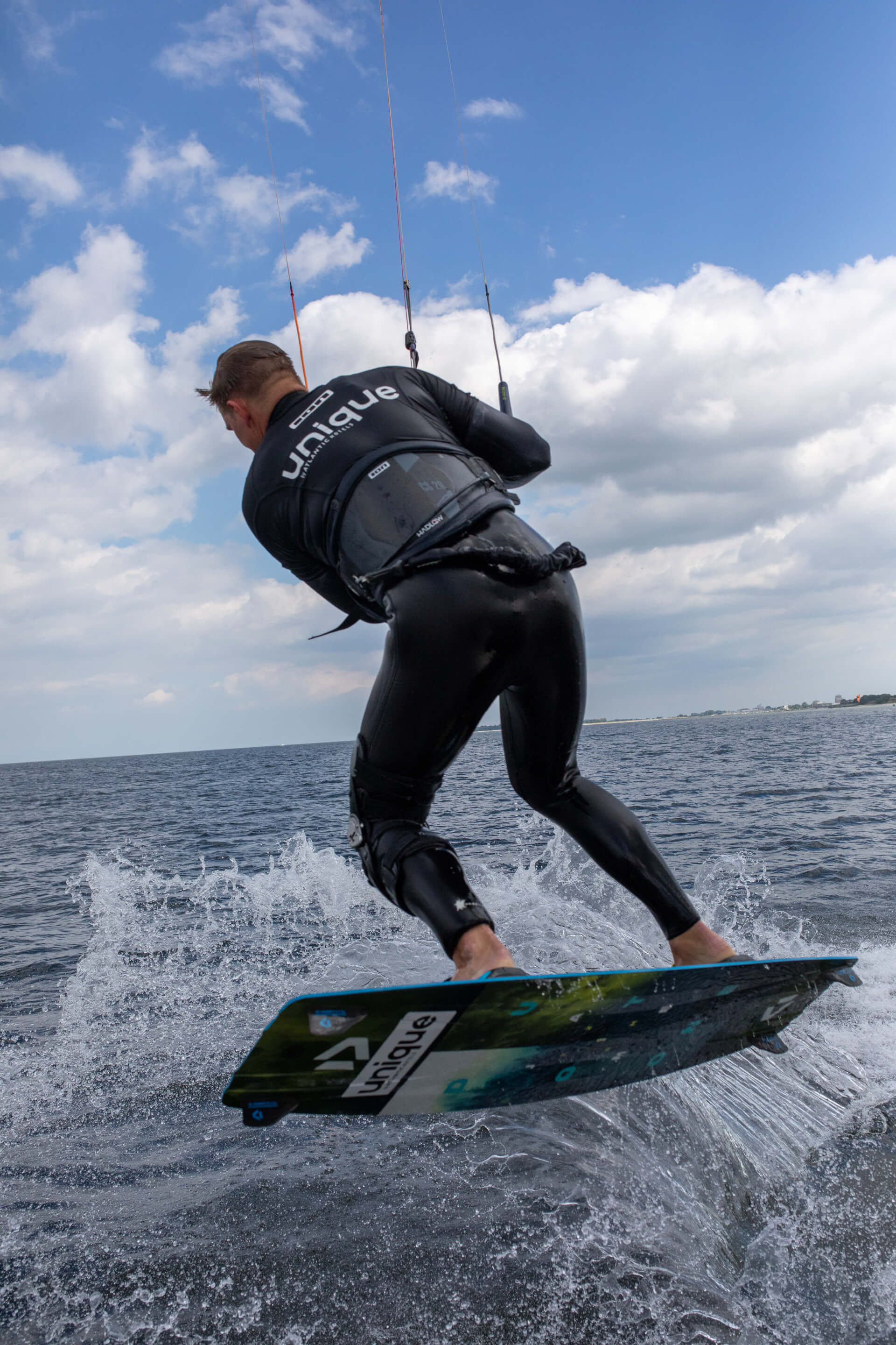 Kite Surfer Jendric Burkhardt beim Kitesurfen auf dem Meer bei Kiel 