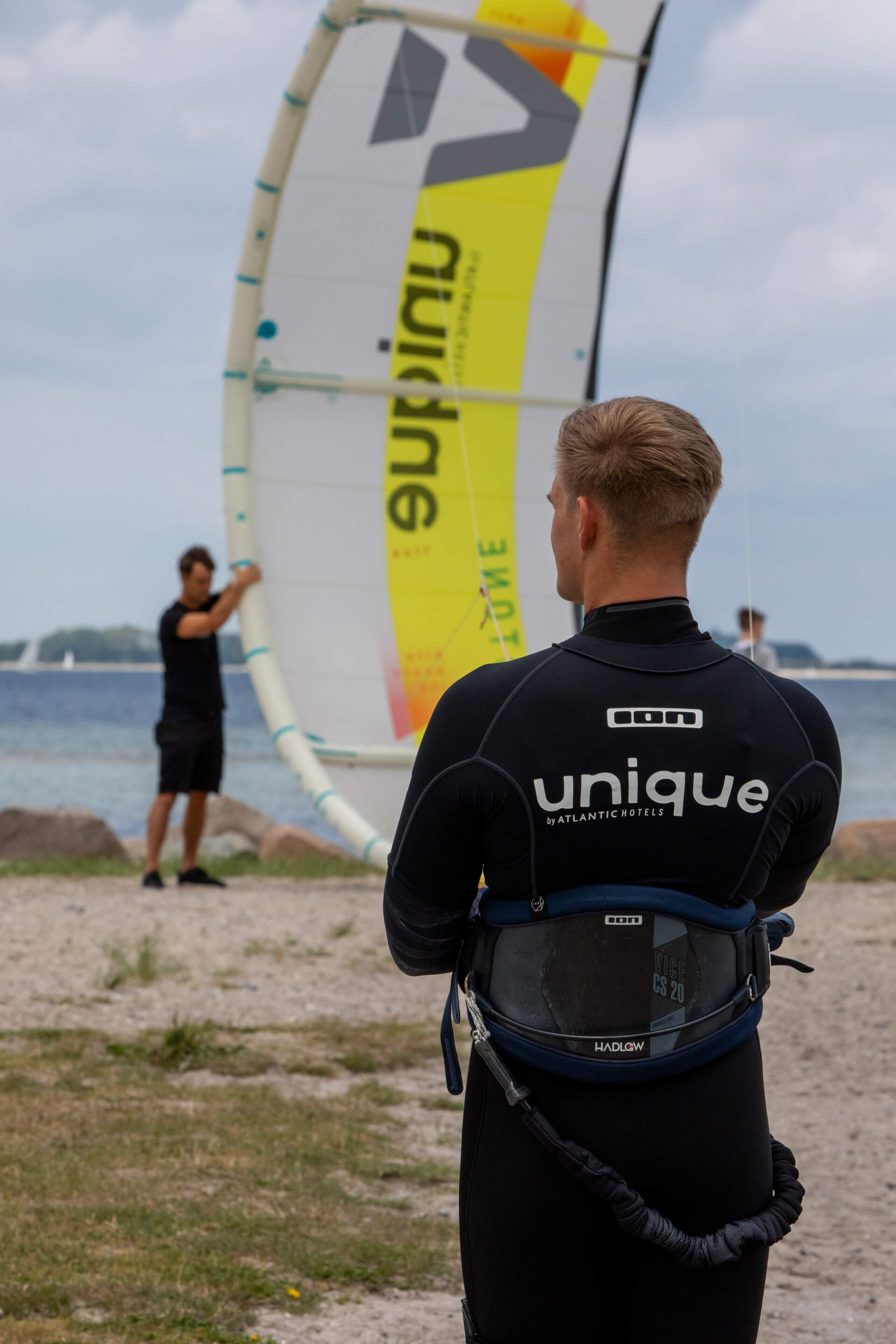 Kite Surfer Jendric Burkhardt am Strand bei Kiel mit seinem Kite 