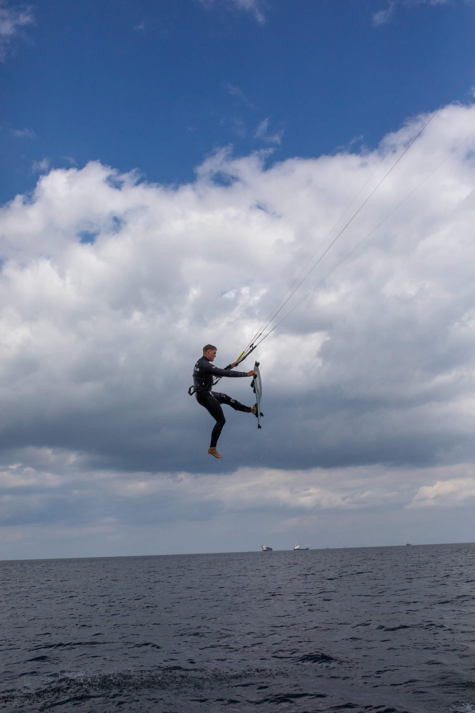 Kite Surfer Jendric Burkhardt springt über das surf unique Boot