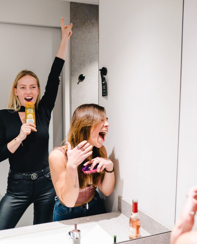 Zwei junge Frauen im Bad beim Singen | unique by ATLANTIC Hotels