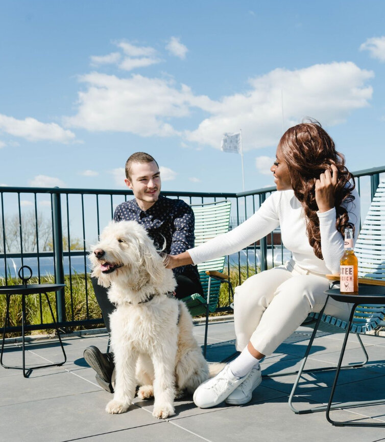 Pärchen mit Hund auf der Dachterrasse unique by ATLANTIC Hotels Bremen