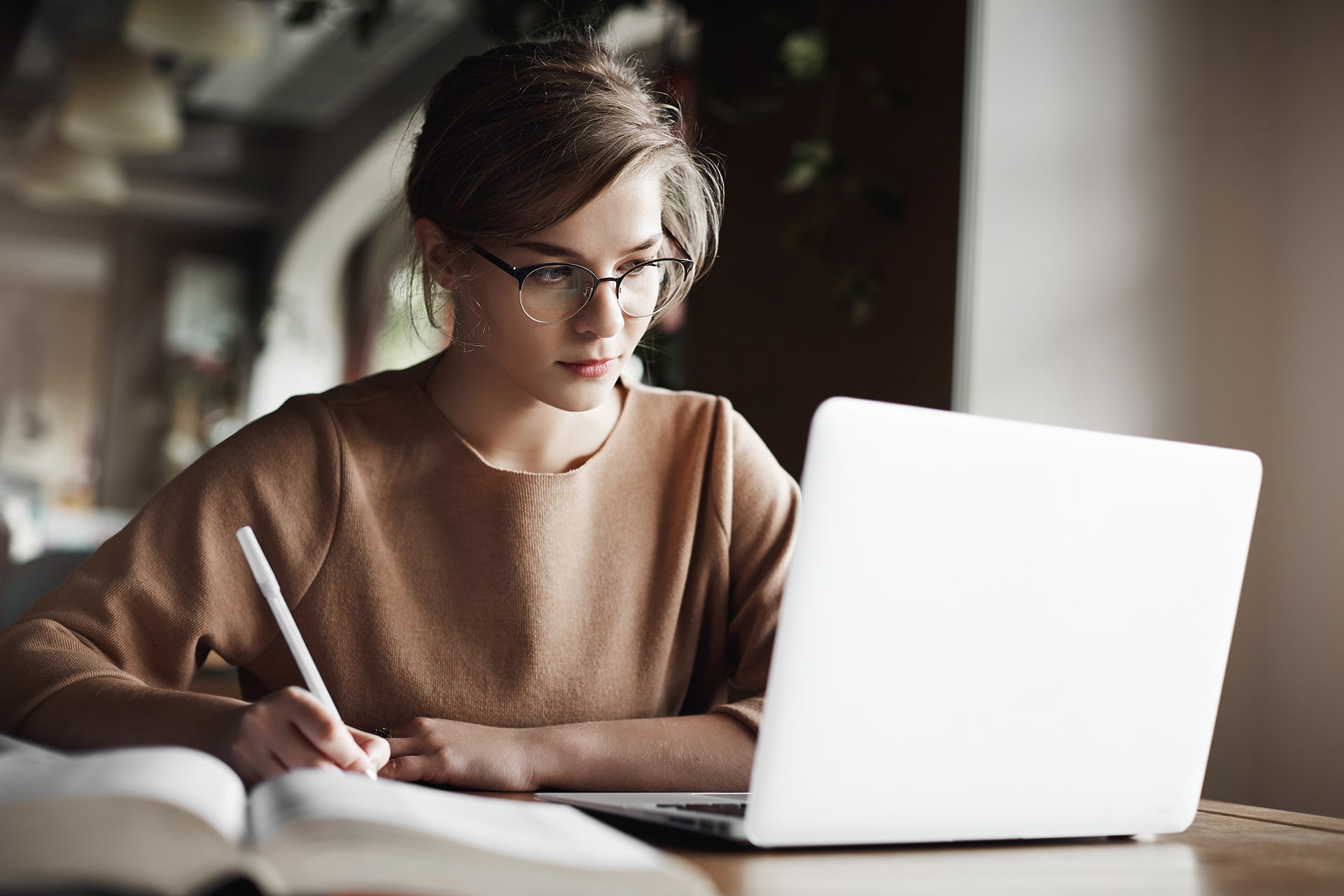 Frau arbeitet im Coworking-Space im unique by ATLANTIC Hotels