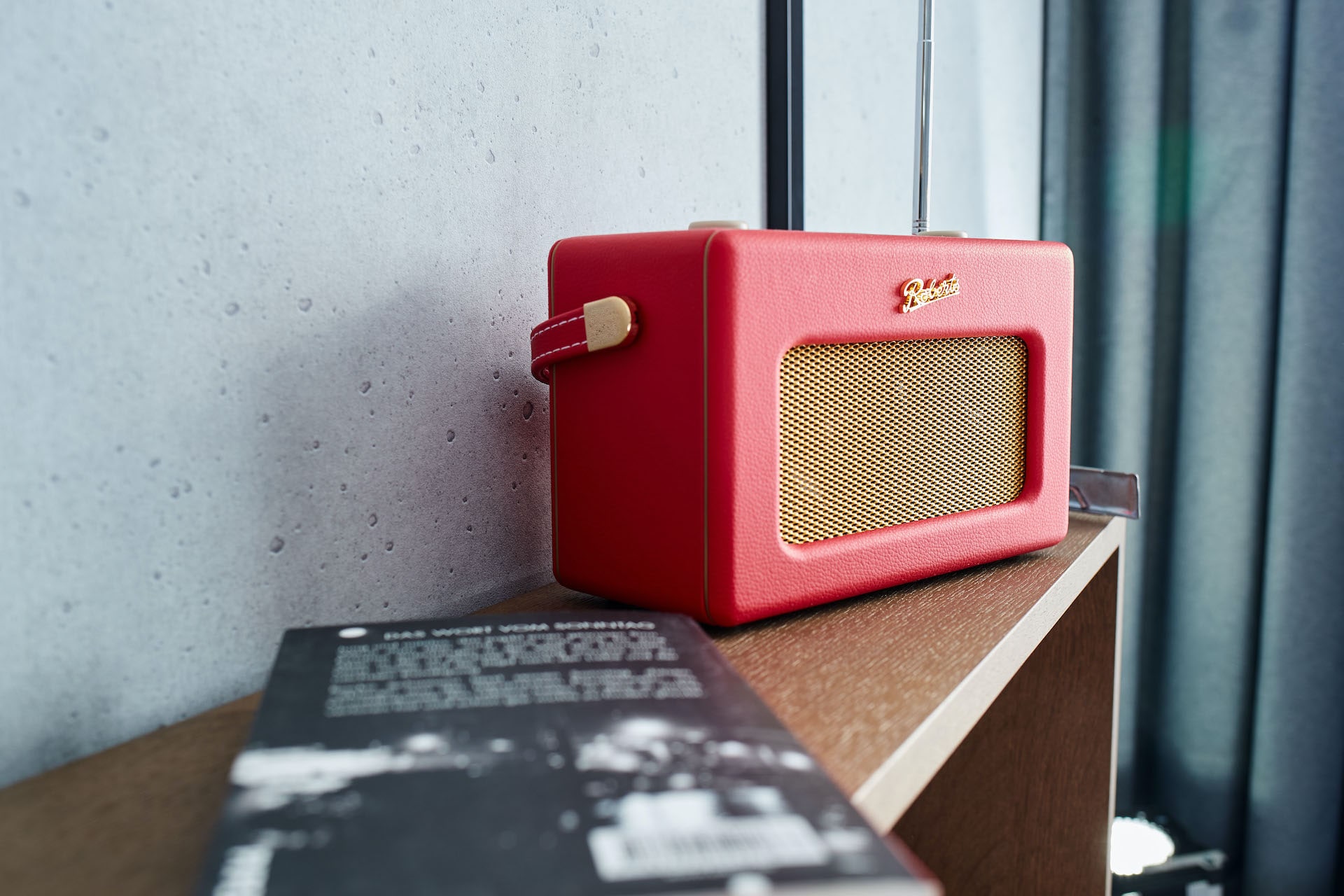 Retro-Radio im Zimmer auf einem Schrank in unique by ATLANTIC Hotels Retro-Radio im Zimmer im unique by ATLANTIC Hotels