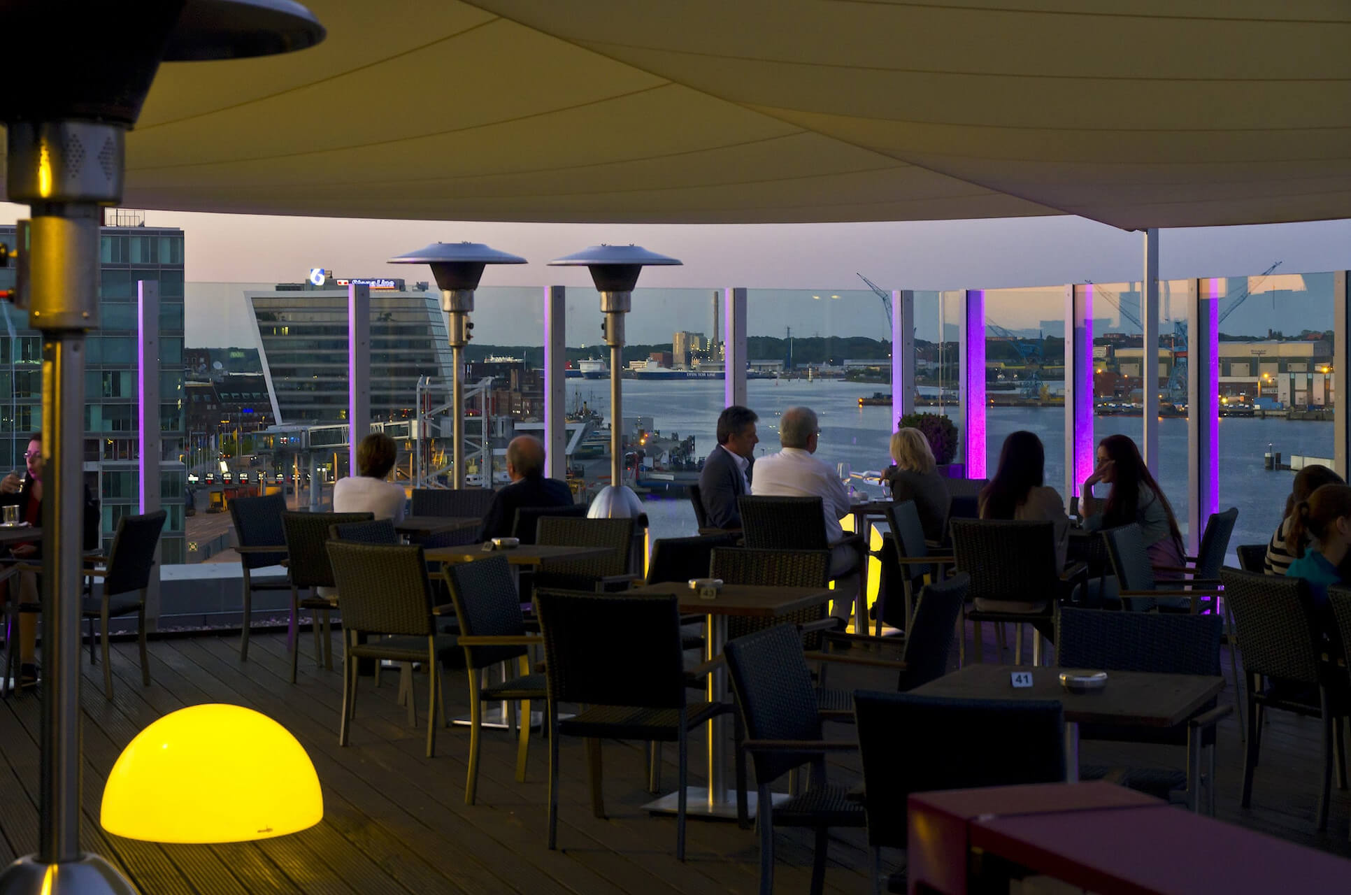 Roof Terrace Bar in Kiel DECK 8 with view of the kiel fjord and kiel harbour | unique by ATLANTIC Hotels Kiel