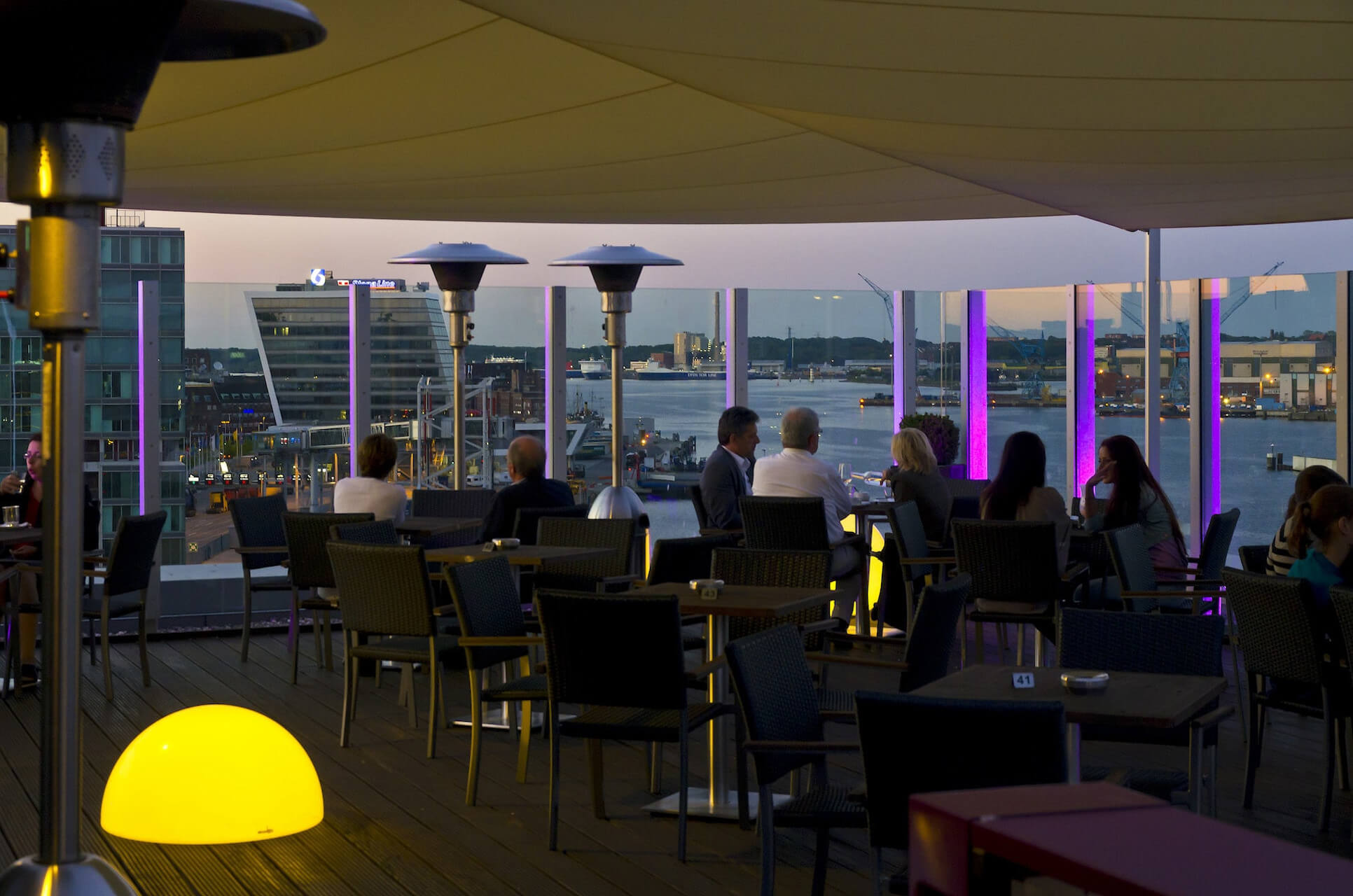 Rooftopbar in Kiel DECK 8 im ATLANTIC Hotel Kiel | unique by ATLANTIC Hotels Kiel Rooftopbar in Kiel DECK 8 mit Ausblick auf den Kieler Hafen | unique by ATLANTIC Hotels Kiel