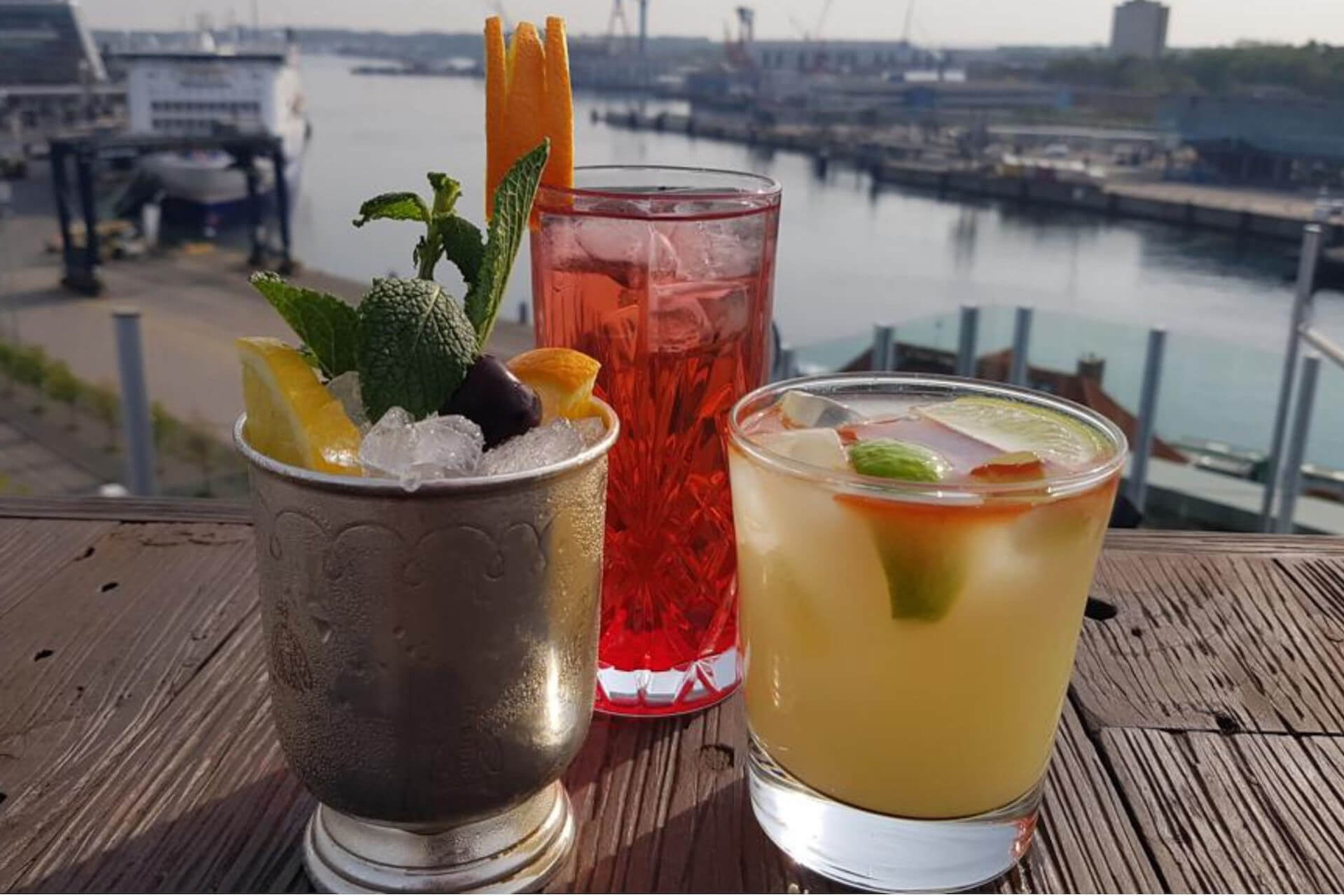 Drei Cocktails Ausblick genießen in der Rooftopbar DECK 8 im ATLANTIC Hotel KIEL