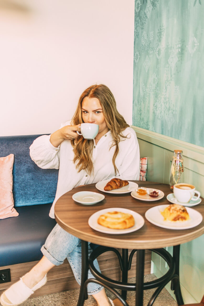 Frau trinkt Kaffee im unique by ATLANTIC Hotels Kiel