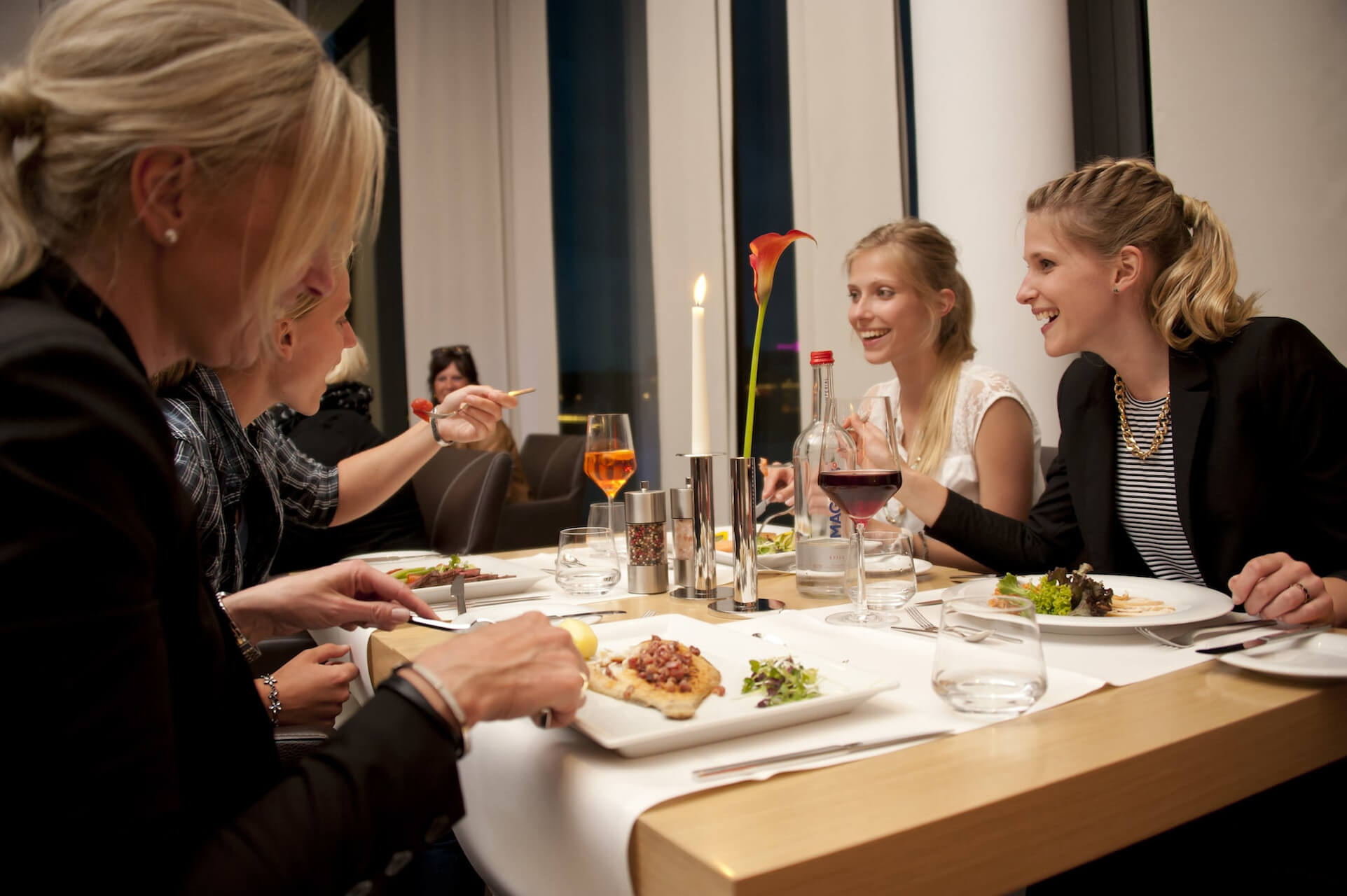  Four girlfriends go out to eat in Kiel in the restaurant PIER 16 | unique by ATLANTIC Hotels Kiel