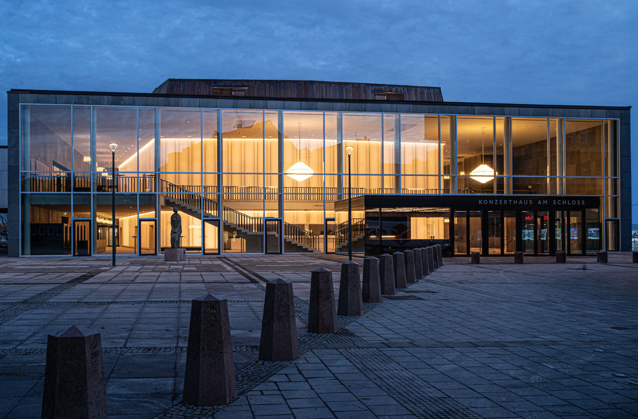 Außenansicht Kieler Konzerthaus mit stilvoll beleuchteter Glasfront