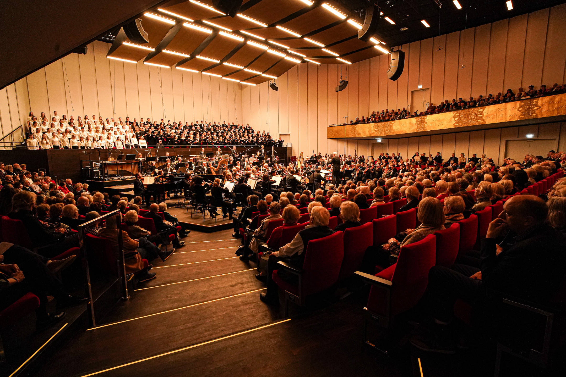 Innenansicht im gefüllten Saal mit beleuchteter Decke