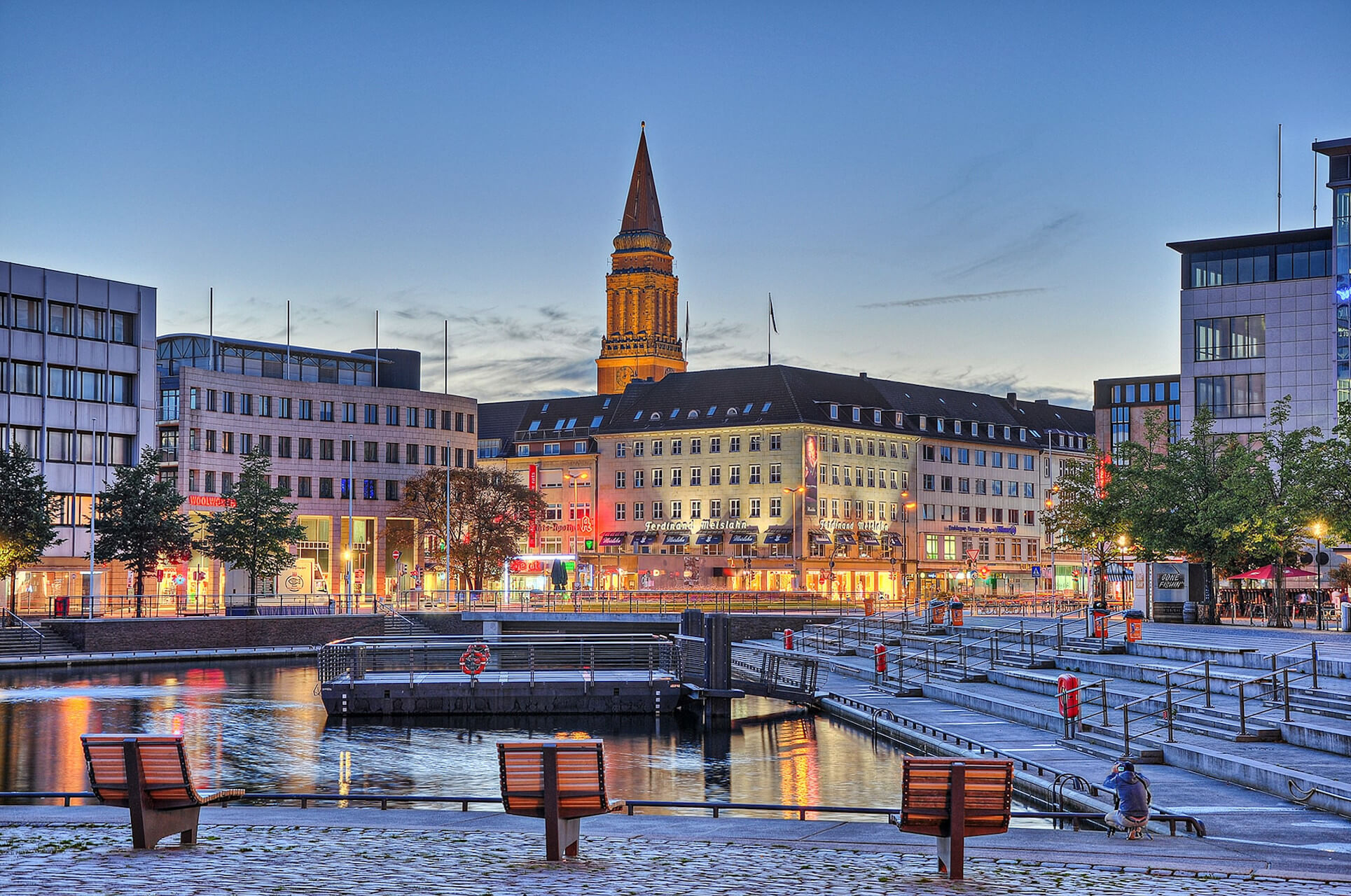 Aufnahme der Innenstadt Kiel bei Nacht in der Nähe vom unique by ATLANTIC Hotels Kiel