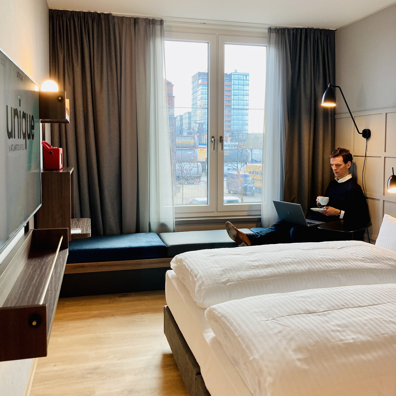 Arbeiten am Fenster im Zimmer | unique by ATLANTIC Hotels Kiel